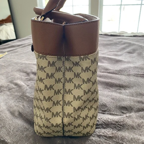 Michael Kors Brown and Cream Logo Tote - Picture 5 of 15